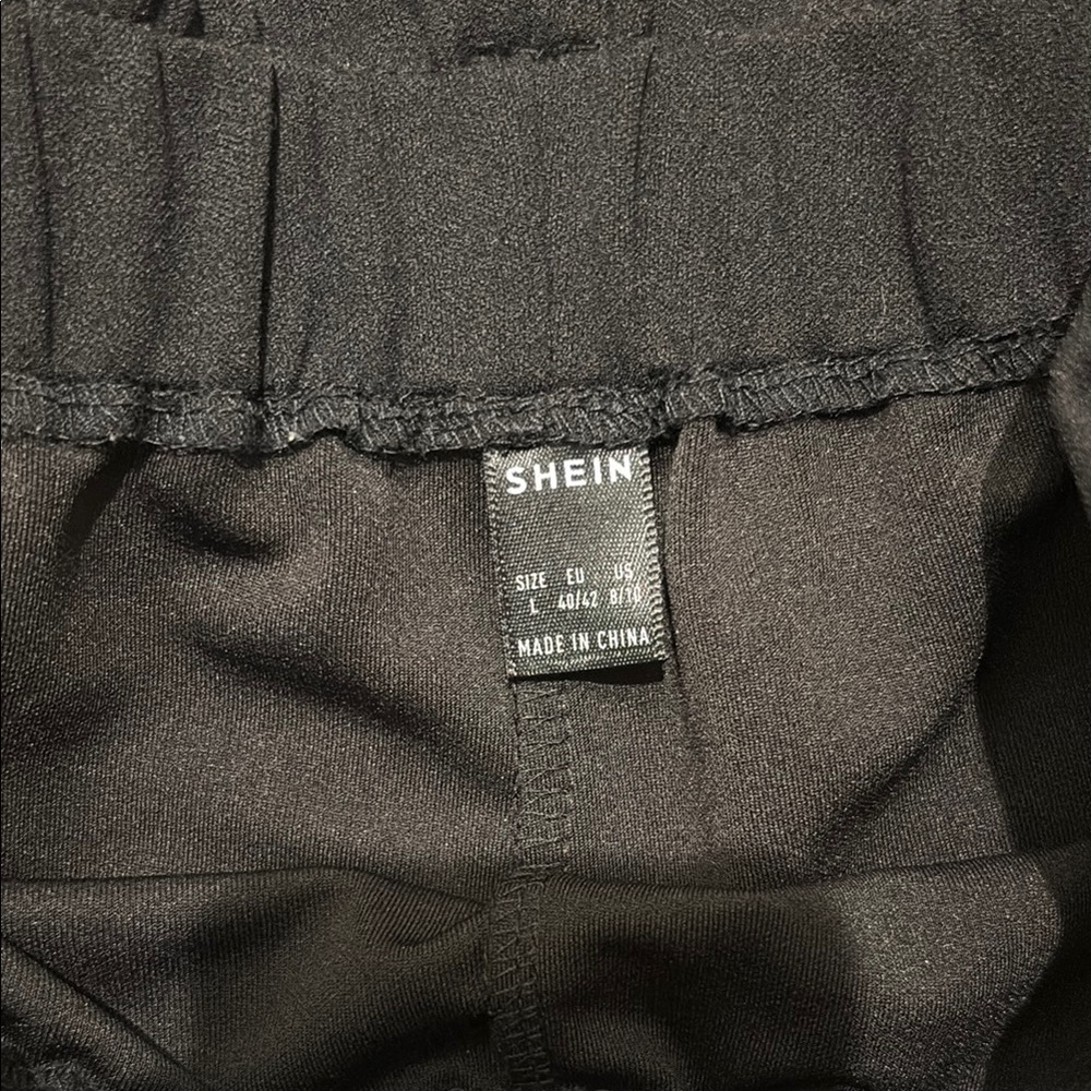 SHEIN Black High Waist Scalloped Hem Shorts - Picture 2 of 2